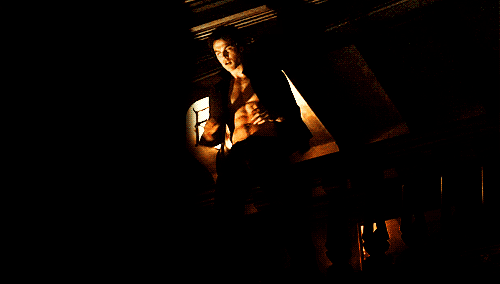 GIF: El baile sexy del vampiro Damon Salvatore (The Vampire Diaries)