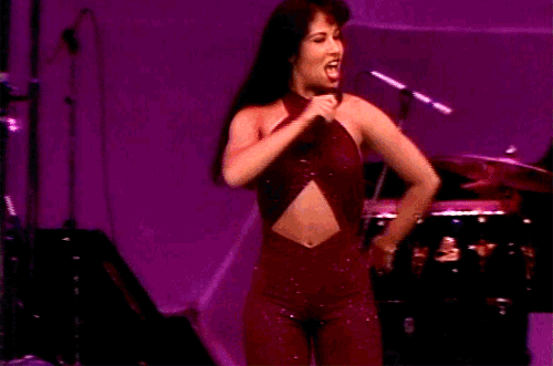 GIF: Selena Quintanilla bailando con mucho ritmo