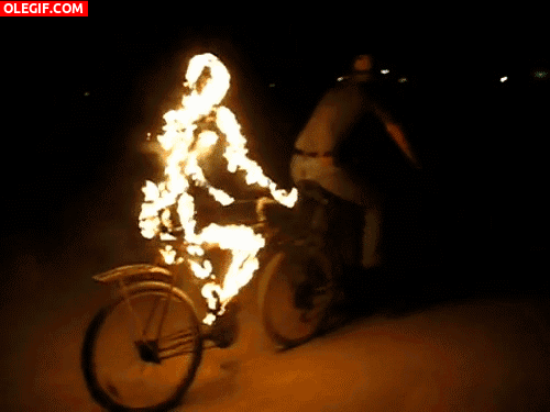 GIF: Ciclista en llamas