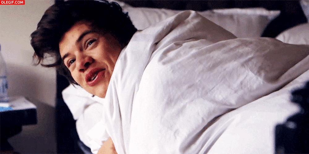 GIF: La sonrisa de Harry Styles recién despertado