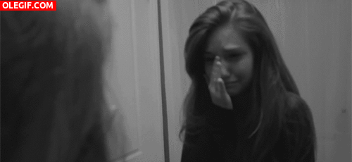 GIF: Chica llorando frente al espejo