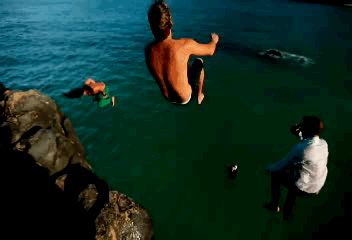 GIF: Amigos saltando al mar desde las rocas
