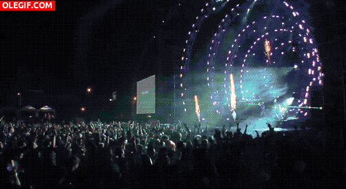 GIF: Fuegos artificiales explotando en un concierto