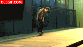 GIF: Vaya caída más tonta tiene este chico con el skate