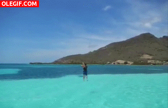 GIF: Este chico cae al mar tras subir a mucha altura con la cometa