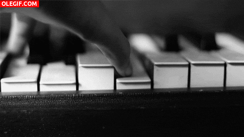 GIF: Tocando las teclas de un piano