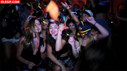 GIF: Selena Gomez de fiesta con sus amigas