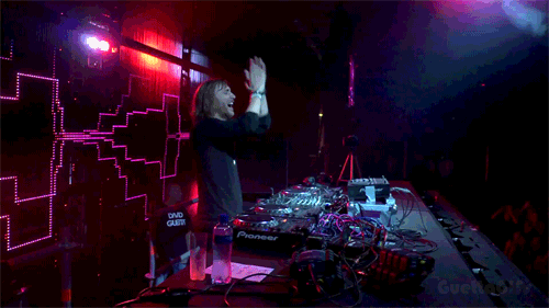 GIF: El DJ David Guetta animando a la peña