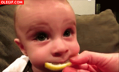 GIF: La cara de un bebé al probar por primera vez el limón