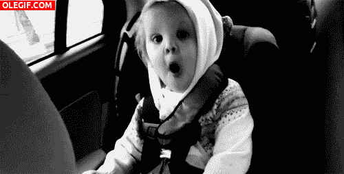 GIF: A este bebé le excita viajar en coche