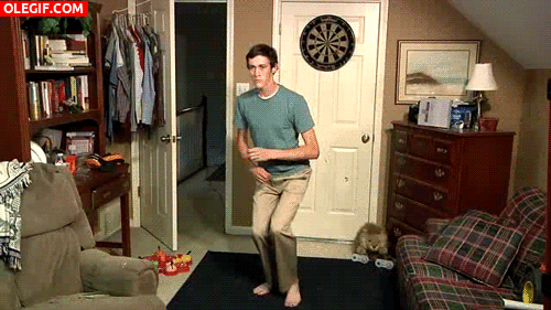 GIF: Este adolescente se lo pasa guay bailando en su habitación