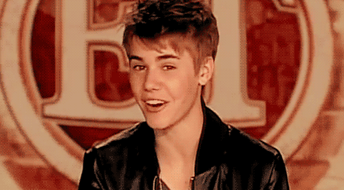 GIF: Justin Bieber enseñando dentadura y guiñando el ojo