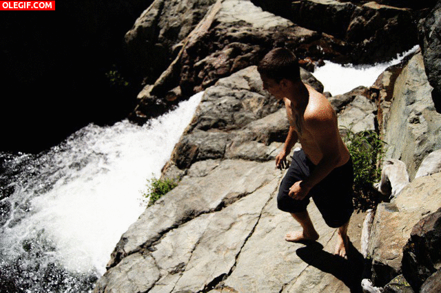 GIF: Chico saltando a la poza de un río