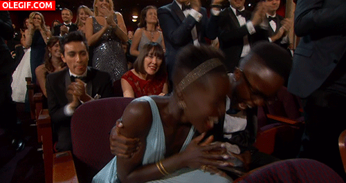 GIF: La alegría descontrolada de Lupita al recibir un Óscar