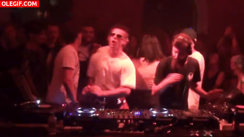 GIF: Qué bien baila el colega del DJ