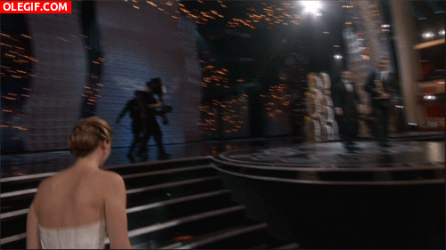 GIF: La caída de Jennifer Lawrence en los Óscar