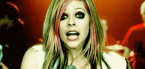 GIF: Avril Lavigne haciendo la doble peineta