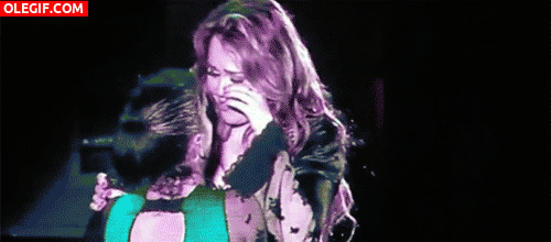 GIF: Miley Cyrus llorando sobre el escenario