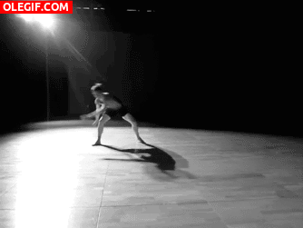 GIF: Chico danzando sobre el escenario