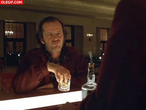 GIF: Jack Torrance meneando el whisky