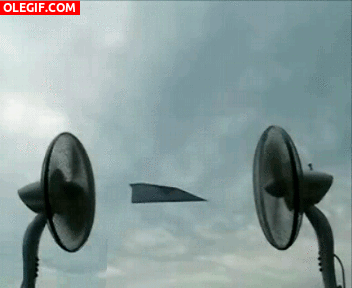 GIF: Avión de papel volando entre dos ventiladores