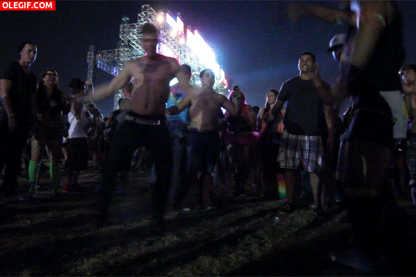 GIF: Extraños bailes en un festival de verano