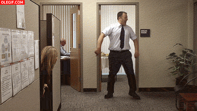 GIF: ¿Le habrán subido el sueldo y por eso baila en la oficina?
