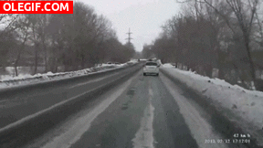 GIF: Derrapando en una carretera helada