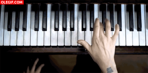 GIF: Mano haciendo sonar una melodía al piano