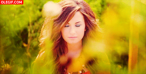 GIF: ¿En qué piensa Demi Lovato?