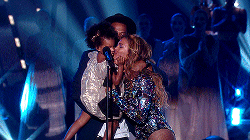 GIF: Beyoncé besando a su familia en los MTV Video Music Awards