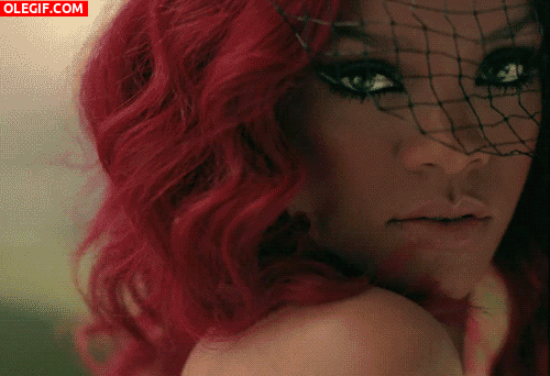 GIF: La mirada de la guapa Rihanna