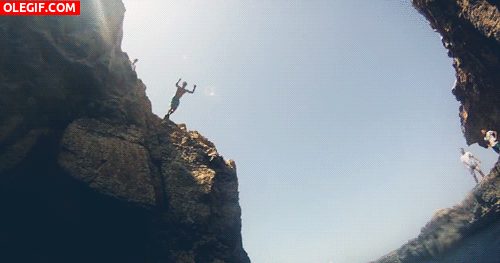 GIF: Saltando al agua entre las rocas