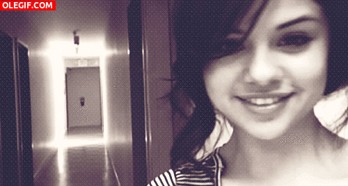 GIF: Las miraditas de Selena Gomez