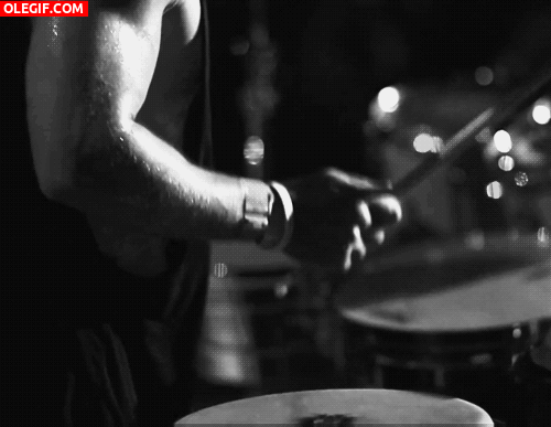 GIF: Brazos musculosos tocando la batería