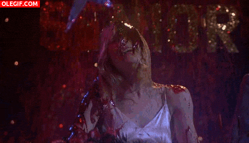 GIF: Baño de sangre sobre la adorable Carrie