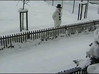GIF: Ni se imagina quién le lanza la bola de nieve