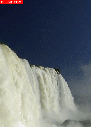 GIF: Agua cayendo por las Cataratas de Iguazú