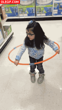 GIF: El tembleque de una niña al bailar el hula hoop