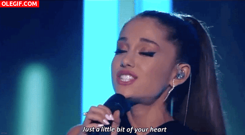 GIF: Ariana Grande cantando con mucha pasión