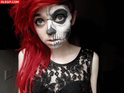 GIF: Chica maquillándose para el Día de Muertos