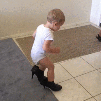 GIF: A este bebé le gustan los tacones de mamá