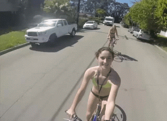 GIF: Su amiga se cae de la bici y ella se descojona