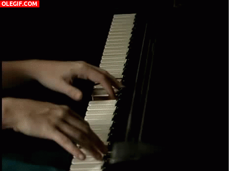 GIF: Tocando una canción al piano