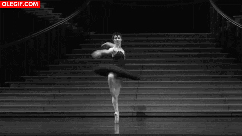 GIF: Bailarina interpretando al cisne negro