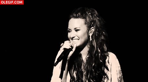 GIF: La guapa Demi Lovato sonriendo
