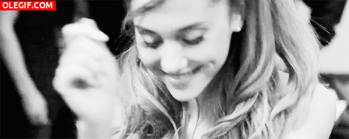 GIF: Ariana Grande bailando y sonriendo