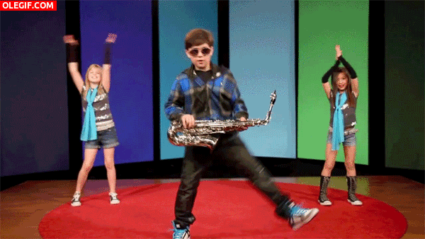 GIF: ¿Por qué baila este niño con un saxofón?