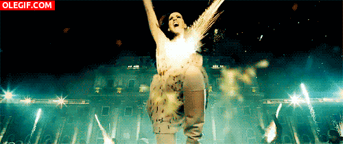 GIF: Katy Perry bailando bajo una lluvia de fuegos artificiales