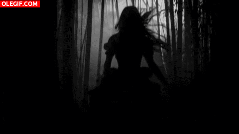GIF: Chica corriendo por un oscuro bosque